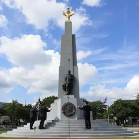 prefeito de Rondonópolis (MT) mostra monumento