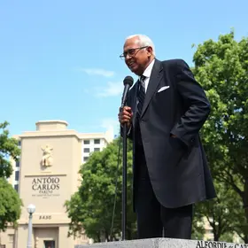 Prefeitura homenageia radialista Antônio Carlos